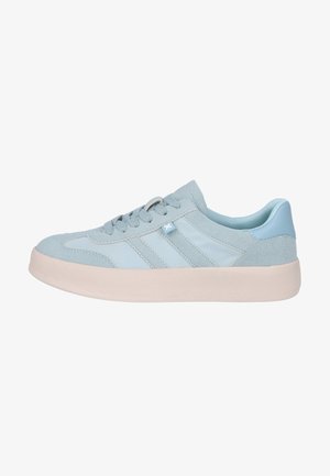 Zapatilla deportiva azul claro de caña baja con paneles de ante y cuero, cierre con cordones en la parte delantera, suela blanca y pequeña etiqueta azul en el lateral.