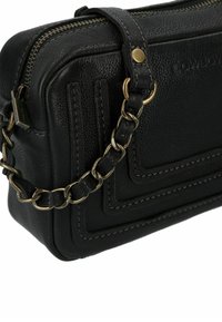 Borsa a tracolla in pelle nera effetto texture con cinturino in catena dorata, chiusura con zip e nome del marchio "COWBOY" impresso sul pannello frontale.