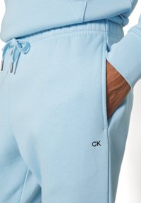 Calvin Klein Golf PLANET SPORTS SUIT - Trenirka - air blue