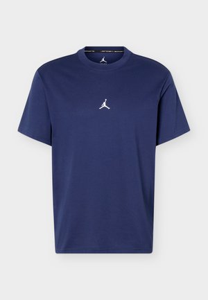 Tricou albastru închis cu mâneci scurte și guler rotund, cu logo Jumpman alb mic centrat pe piept.