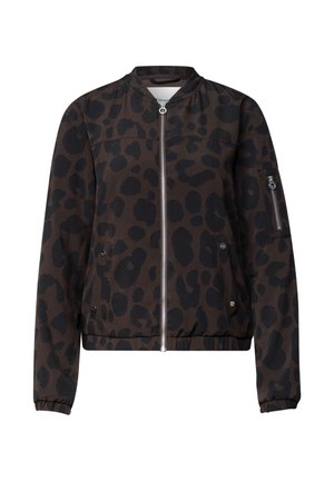 Cazadora bomber marrón con manchas negras de leopardo, cremallera frontal, dos bolsillos con botón a presión, puños elásticos y bolsillo con cremallera en la manga izquierda.