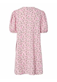 Růžové květinové šaty s nafouklými rukávy, zdobené jemným vzorem květin a listů, z měkké tkaniny a s volným střihem.