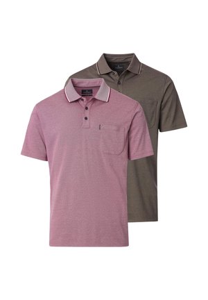 Kahden miehen lyhythihainen poolopaita, yksi tuhkanpinkin värinen, jossa on kontrastivärinen kaulus, ja toinen oliivinvihreä, molemmissa rintataskut ja napilliset kaulukset.