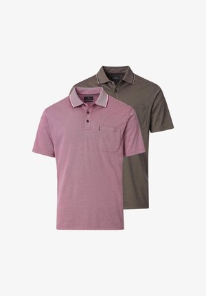Due polo a maniche corte da uomo, uno rosa polvere con colletto a contrasto e uno verde oliva, entrambi con tasche sul petto e colletti con bottoni.