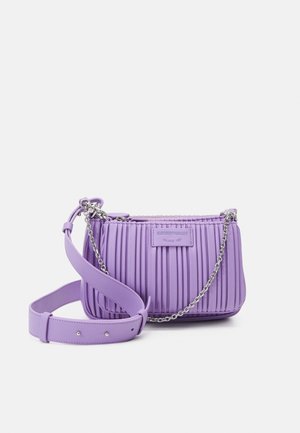 Borsa a mano viola plissettata realizzata in materiale morbido, con tracolla staccabile e dettagli in catena argentata. Include un'etichetta con logo.