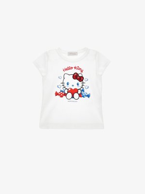 Weißes T-Shirt mit kurzen Ärmeln, darauf Hello Kitty, die ein rotes Herz hält, umgeben von blauen und roten Bonbons, mit dem Text "Hello Kitty" darüber.