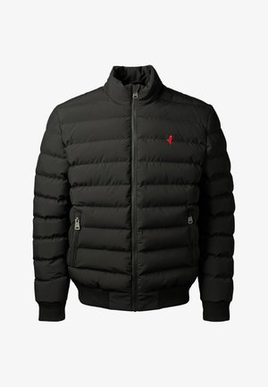 Černá prošívaná bunda s předním zipem, zipovými bočními kapsami, žebrovanými manžetami a malým červeným vyšitým logem na hrudi.