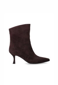 Bordo zamszowe botki do kostki z ostro zakończonym noskiem i smukłym obcasem typu stiletto. Elegancki design bez widocznych elementów metalowych ani ozdób.