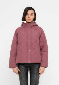 Πανωφόρι με κουκούλα και καπιτονέ ύφασμα σε απαλό ροζ χρώμα με κουμπιά τύπου snap. Διαθέτει άνετη εφαρμογή, μανίκια ράγκλαν και λεία υφή.