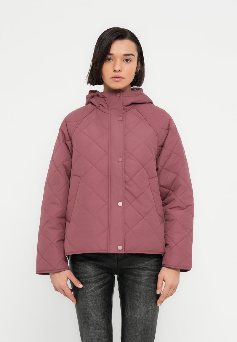 Πανωφόρι με κουκούλα και καπιτονέ ύφασμα σε απαλό ροζ χρώμα με κουμπιά τύπου snap. Διαθέτει άνετη εφαρμογή, μανίκια ράγκλαν και λεία υφή.