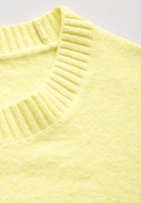 Hellgelber, gestrickter Pullover mit einem gerippten Rundhalsausschnitt und weicher Textur, der eine glatte Oberfläche und keine sichtbaren Muster aufweist.