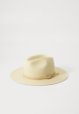 Chapeau en paille tissé beige avec un large bord, doté d'une bande lisse couleur noisette et d'un détail de boucle. La surface texturée ajoute de l'intérêt visuel.