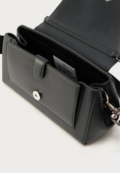 Μαύρη τσάντα χειρός από δέρμα με υφή, με κλείσιμο με καπάκι, ασημένια εξαρτήματα και εσωτερική τσέπη. Διαθέτει εσωτερική ετικέτα με επωνυμία.