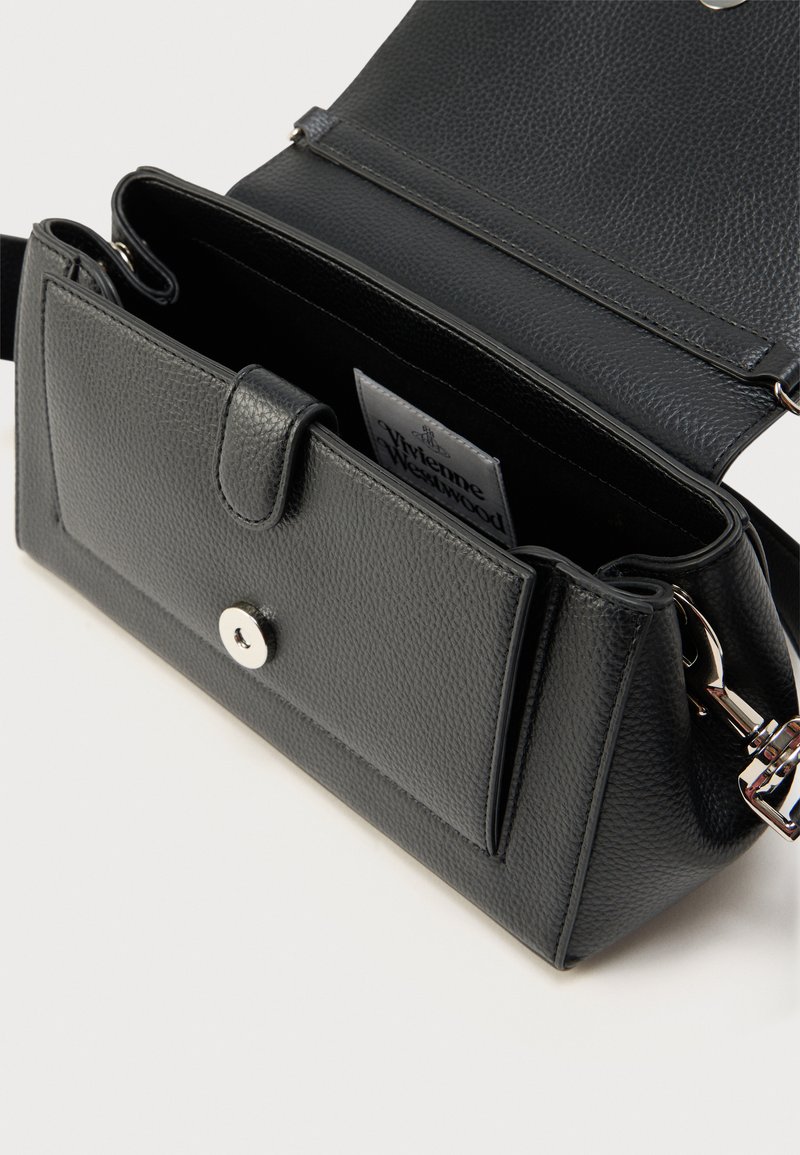 Sac à main en cuir texturé noir avec fermeture à rabat, quincaillerie argentée et poche intérieure. Dispose d'une étiquette de marque à l'intérieur.