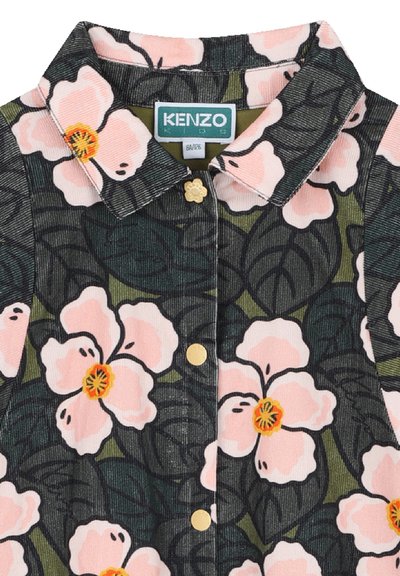 Chemise florale avec des fleurs roses et orange sur un fond de feuillage vert foncé. Présente un col et des boutons dorés. Fabriquée en tissu texturé.