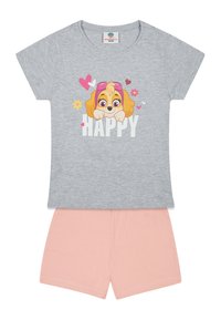 Camiseta de algodón gris con un diseño de un perro de dibujos animados y la palabra "FELIZ" abajo; combinada con pantalones cortos de algodón rosa suave, de manga corta.