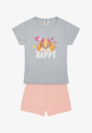 Camiseta de algodón gris con un diseño de un perro de dibujos animados y la palabra "FELIZ" abajo; combinada con pantalones cortos de algodón rosa suave, de manga corta.