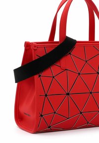 Borsa rossa realizzata in materiale morbido con un motivo geometrico a contorno nero, dotata di due manici corti e una tracolla nera rimovibile.