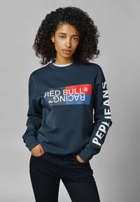 Sudadera azul marino con "RED BULL RACING" en impresión roja y blanca en el pecho y "PEPE JEANS" en la manga, hecha de tejido suave.