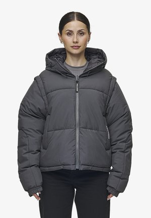 Grå puffjacka med huva, med en dragkedja framtill, ribbade ärmslut och fyrkantig design. Tillverkad av quiltat material med en slät yta.