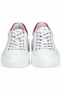 Sneaker in pelle bianca con punta rotonda, dettagli testurizzati rosa sul colletto e lacci bianchi fissati da occhielli argentati.