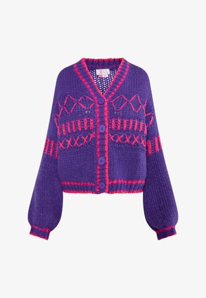 Lila gestrickte Strickjacke mit übergroßen Ärmeln, verziert mit rosa Stickerei, einem V-Ausschnitt und großen lila Knöpfen auf der Vorderseite.