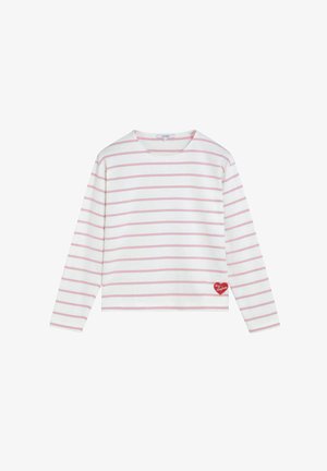 Chemise blanche à manches longues avec des rayures horizontales roses et un petit patch en forme de cœur rouge près de l'ourlet du côté droit.