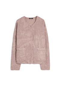 Qultowana kurtka w jasnym mauve z okrągłym dekoltem, zapięciem na guziki z przodu, dwoma naszytymi kieszeniami oraz teksturowanym wzorem liści w całej powierzchni.