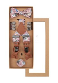 Hosenträger mit blütenmusterbeschichteten Riemen, braunen Lederakzenten, Metallclips und einer passenden Fliegen, verpackt in einer Pappschachtel.