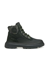 Botas tobilleras negras y verdes hechas de cuero y tela, con un acento de camuflaje, punta redonda y suela de goma texturizada con cordones.