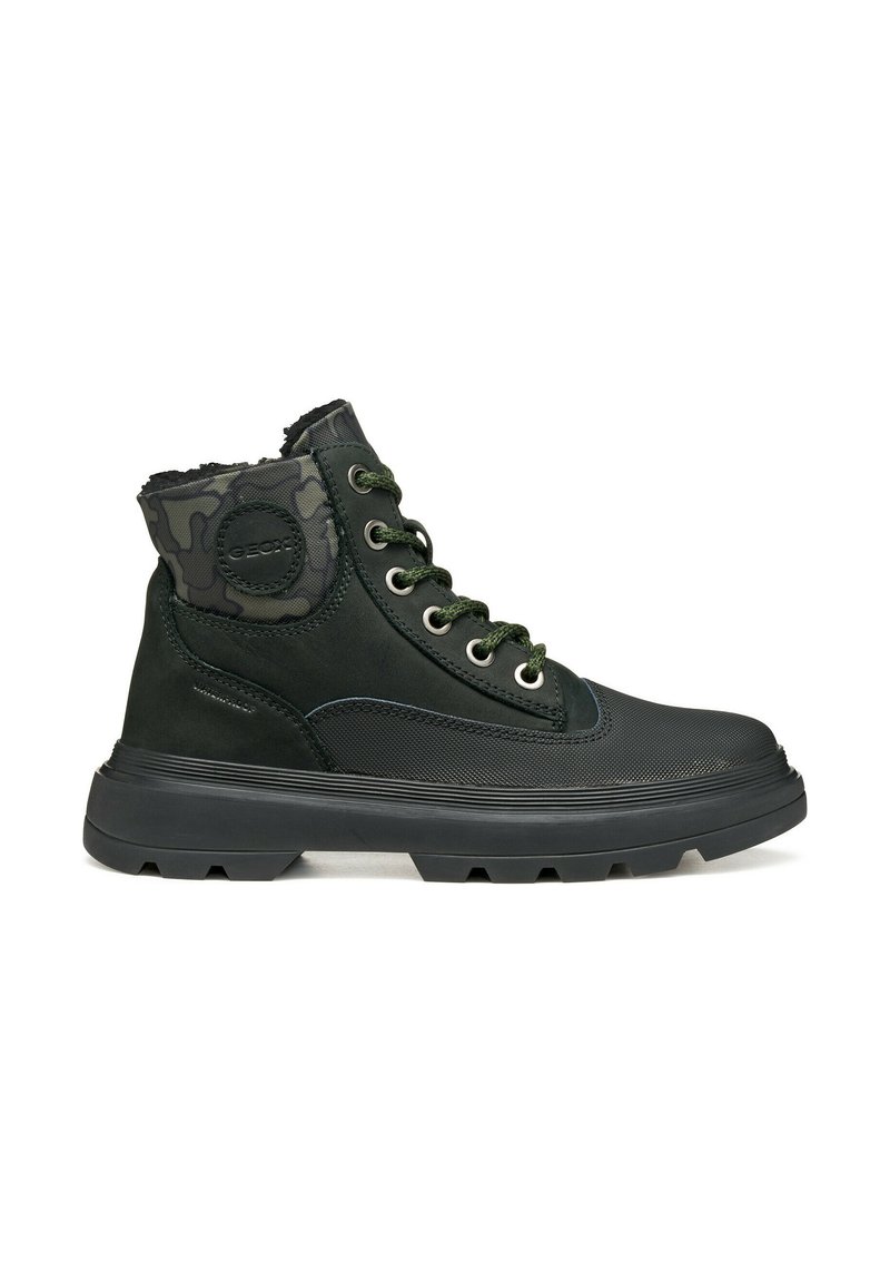 Botas tobilleras negras y verdes hechas de cuero y tela, con un acento de camuflaje, punta redonda y suela de goma texturizada con cordones.