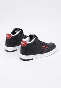 Sneaker alte nere realizzate in materiale sintetico, con suola bianca, dettagli rossi sul tallone e chiusura con cinturino sicuro.