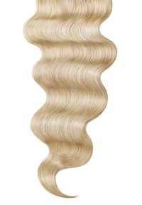 Bølget, lysblond hår med en glat tekstur, der flyder i et kaskade mønster. Hver bølge er defineret, med en subtil glans og naturlig bevægelse.