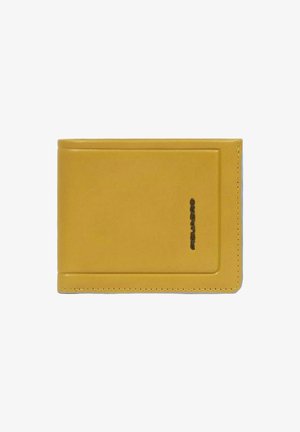 Portafoglio in pelle gialla con una texture liscia, forma rettangolare, tasca frontale e logo in rilievo. Bordi puliti e design minimalista.