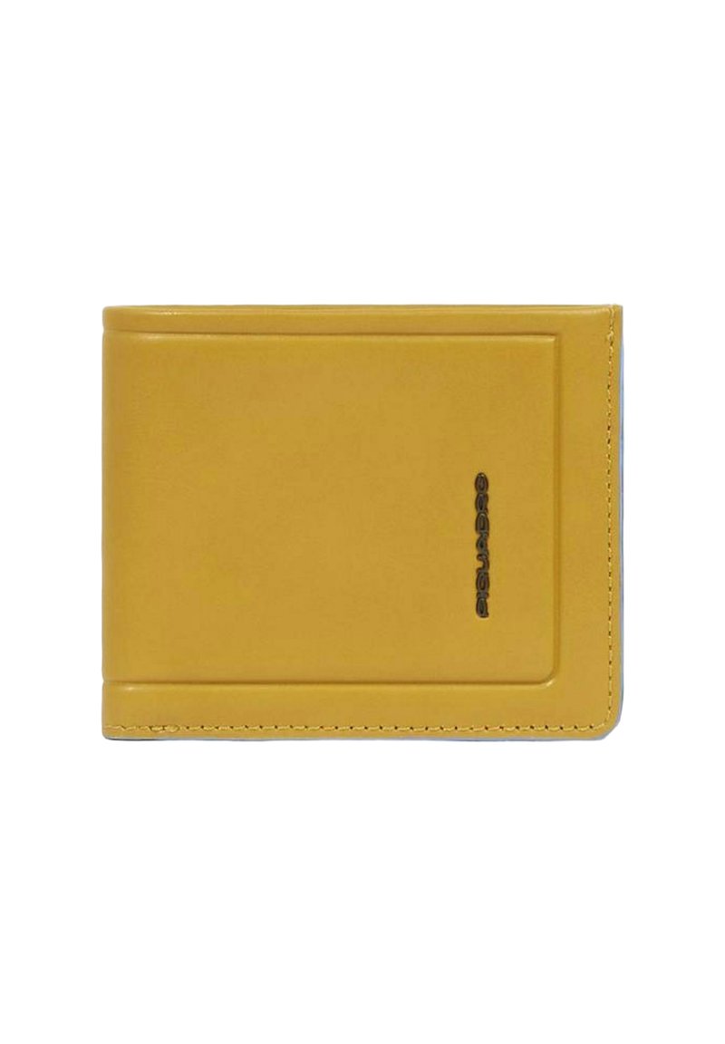 Portafoglio in pelle gialla con una texture liscia, forma rettangolare, tasca frontale e logo in rilievo. Bordi puliti e design minimalista.