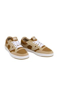 Brune og beige joggesko med en kombinasjon av semsket skinn og mesh-materialer, hvite snørebånd og en fremtredende hvit logo på siden.