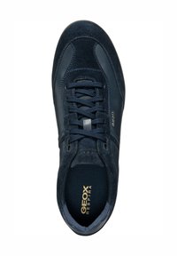 Sneaker blu navy con tomaia in pelle e suede, design con lacci, colletto imbottito e testo dorato "GEOX RESPIRA" sulla soletta.