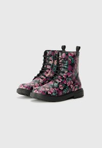 Botas de tobillo con estampado floral negro y cierre con cordones, que cuentan con un acabado brillante, suela de goma y patrones de flores en rosa, púrpura y verde.