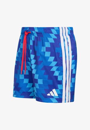 Modré plavky s geometrickým vzorem ve světle modrých akcenty, červeným stahovacím šňůrkou a třemi bílými pruhy po straně.