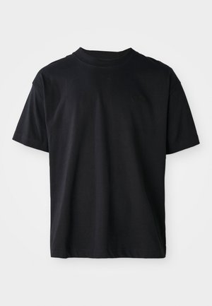 Tricou negru cu guler rotund, fabricat din bumbac. Mâneci scurte, croi standard, fără modele vizibile, design minimalist cu un detaliu subtil al logo-ului.