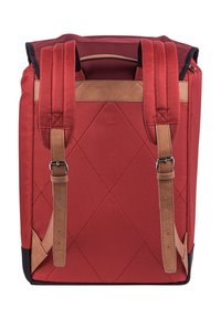 Roter Rucksack aus strapazierfähigem Canvas mit gestepptem Muster, ausgestattet mit braunen Lederakzenten, verstellbaren gepolsterten Trägern und rechteckiger Form.