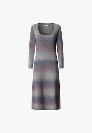 Vestido de punto con escote cuadrado, mangas largas y una silueta fluida. Presenta un patrón degradado en tonos gris, azul y marrón.