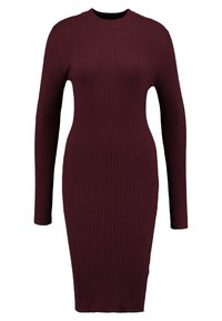 Robe en tricot côtelé bordeaux avec manches longues, col haut et silhouette cintrée. Texture lisse et design à longueur genou.