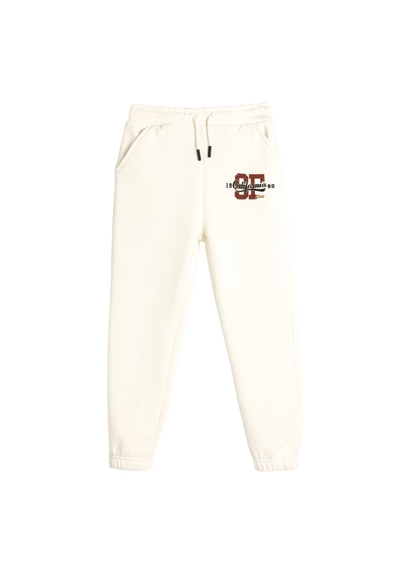 Weiße Sweatpants aus weichem Material, mit Seitentaschen, elastischen Bündchen und einem Druckdesign mit "SF California 1980" in dunkelrot.