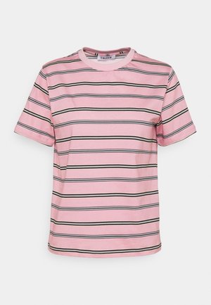 Roze T-shirt met korte mouwen met horizontale zwart, wit en gele strepen en een ronde halslijn.