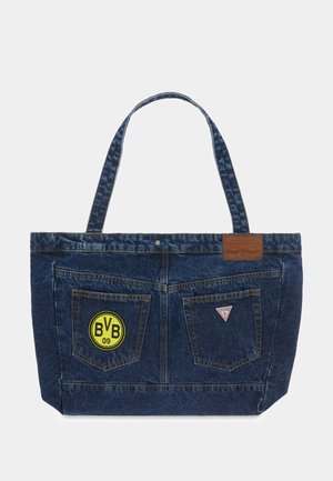 Torba typu tote z denimu z dwoma przednimi kieszeniami, żółtą naszywką BVB 09 na lewej kieszeni, czerwono-białym logo Guess na prawej kieszeni i podwójnymi paskami na ramię.