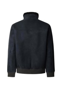 Mornarsko plava suede jakna s krznom obloženim ovratnikom, rebrastim manžetama i rubom. Ima glatku teksturu i minimalistički dizajn bez ukrasa.
