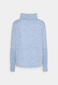Pull-over bleu clair texturé avec un col montant et des manches longues. Caractérisé par une coupe décontractée et confortable, un tissu doux et un design minimaliste.