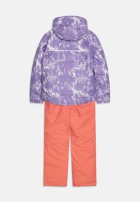 Chaqueta acolchada morada y blanca con capucha, combinada con pantalones de agua color coral, con piernas rectas y una textura suave.