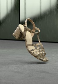 Neizvēlēts, sabbia